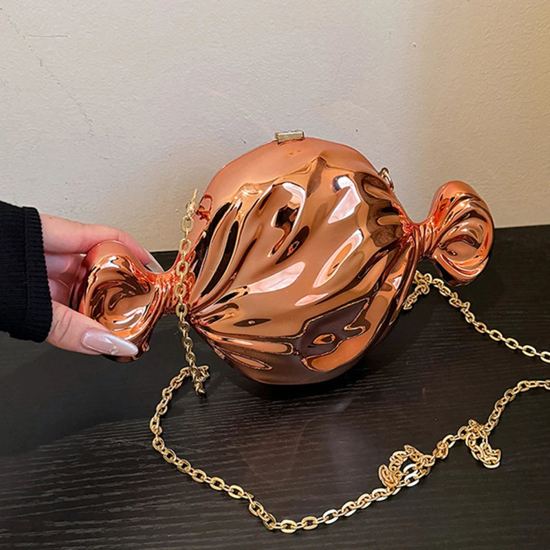 Sac à en forme de bonbon rose  avec bandoulière.